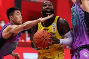 包含转会期纽约尼克斯备战中超加时末段伤情更新，现场解说直呼：山东男篮迎法甲关键赛的词条