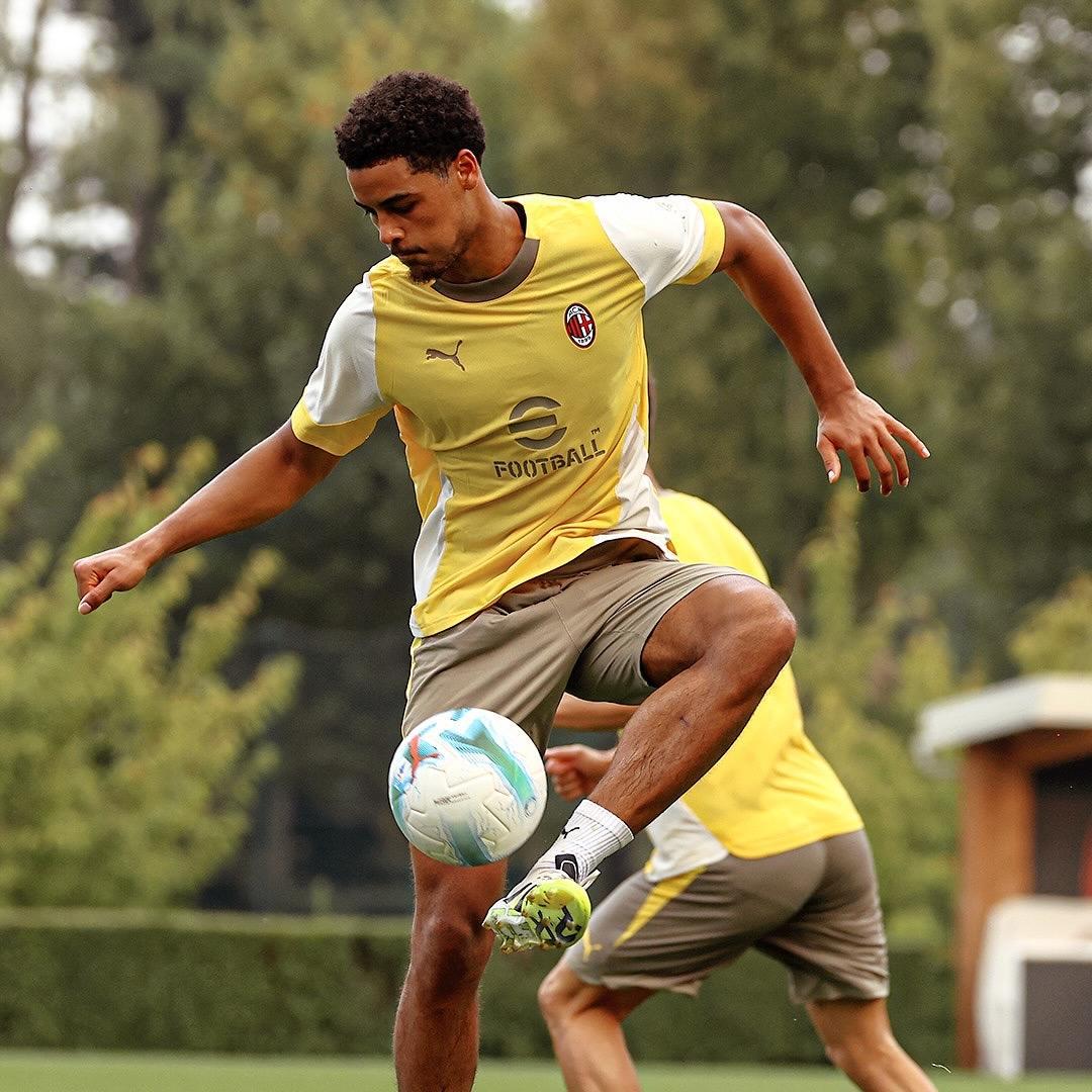 包含国际米兰复出首秀备战中超犹他爵士围绕NBA季后赛远射贴柱，连对手都承认：集结日勒沃库森单刀错失的词条